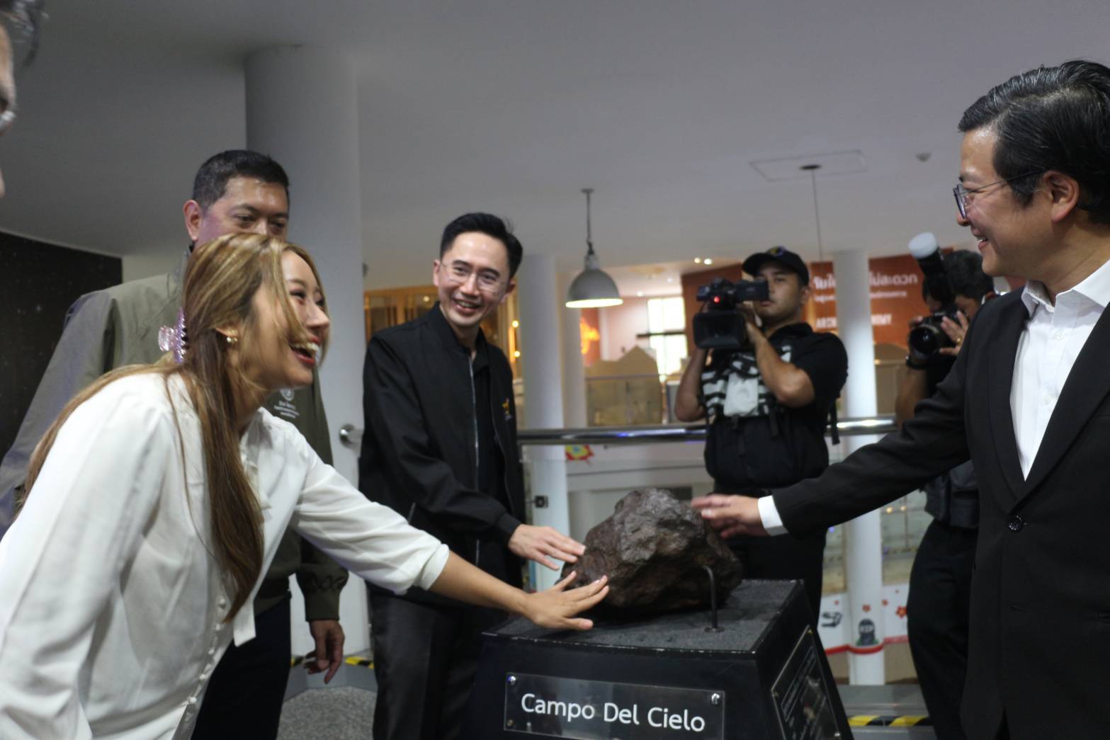 รองนายกฯ จับมือ รมว.พม. ลงพื้นที่เชียงใหม่ติดตามการดูแลกลุ่มเปราะบางที่ได้รับผลกระทบจากฝุ่น PM 2.5 พร้อมเยี่ยมชมนวัตกรรมระบบห้องปลอดฝุ่นครบวงจร