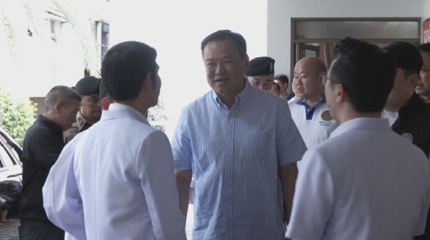 นายกรัฐมนตรี และรัฐมนตรีประจำสำนักนายกรัฐมนตรี รุดเยี่ยมผู้บาดเจ็บเหตุรถไฟชนรถประจำทางโดยสารประจำทาง 