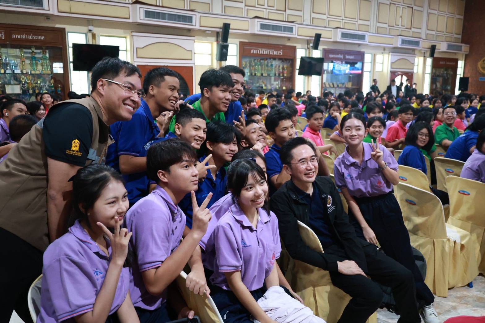 รองนายกฯ &ldquo;ศ. ดร.ยศชนัน&rdquo; พร้อม รมช.ศึกษาธิการ ลงพื้นที่โรงเรียนหาดใหญ่วิทยาลัย ถ่ายทอดแรงบันดาลใจสู่รั้วมหาวิทยาลัย แนะเยาวชนเดินตามความฝันอย่างมั่นใจ