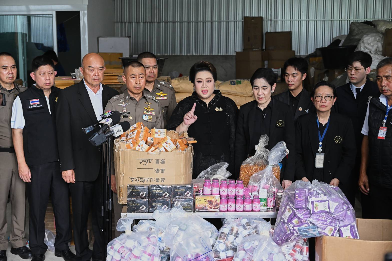 &ldquo;ศุภมาส&rdquo; ผนึก สคบ.-ตร.-อย. ทลายโกดังยาลดอ้วนมรณะ"! ไร้ อย. ยึดของกลางกว่า 10,000 ชิ้น มูลค่ากว่า 3 ล้านบาท 