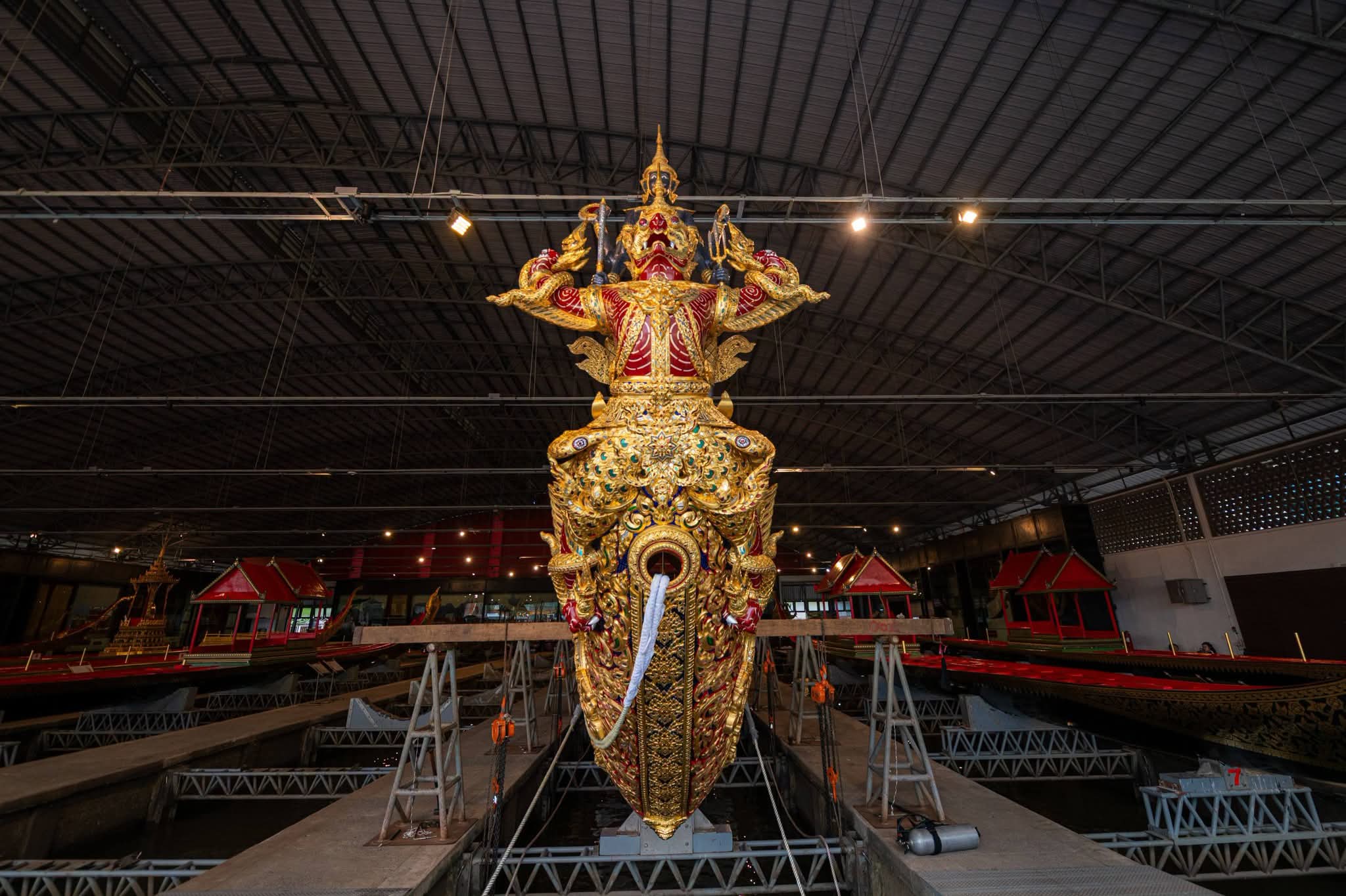 กองทัพเรือ อัญเชิญเรือพระที่นั่งนารายณ์ทรงสุบรรณ รัชกาลที่ ๙ ลงน้ำเพื่อเตรียมการในการจัดขบวนพยุหยาตราทางชลมารค