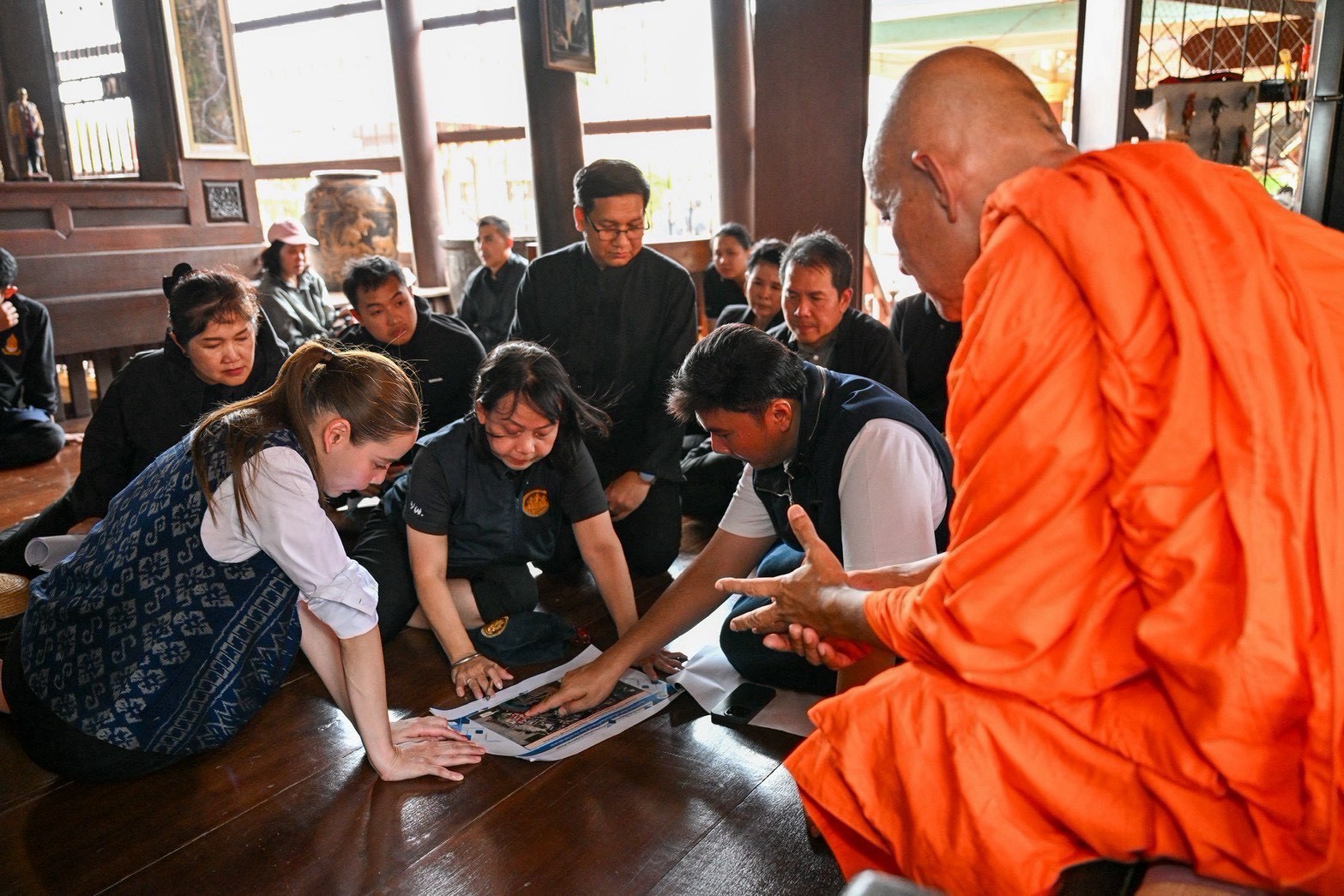 ซาบีดา รมว.วัฒนธรรม ลงพื้นที่ผักไห่ เยี่ยมให้กำลังใจผู้ประสบอุทกภัย มอบถุงยังชีพบรรเทาความเดือดร้อน พร้อมติดตามความเสียหายโบราณสถาน พิพิธภัณฑ์ และวัดย่านอ่างทอง