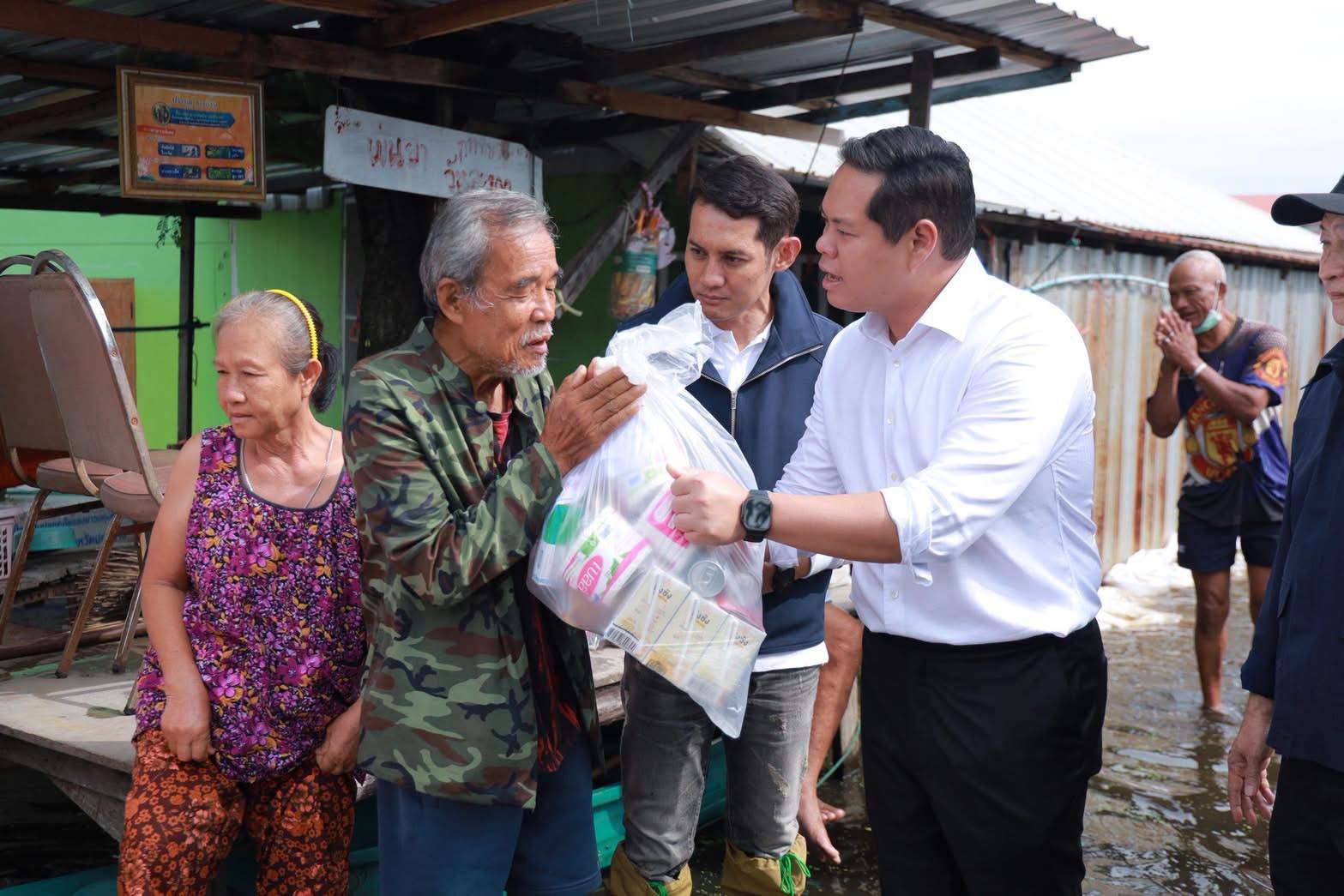 รมช.สรรเพชญ ลงเยี่ยมผู้ประสบภัยที่ธัญบุรี มอบถุงยังชีพให้ประชาชน ย้ำพื้นที่เร่งสำรวจความเสียหาย ฟื้นฟูสาธารณูปโภค และเยียวยาประชาชน