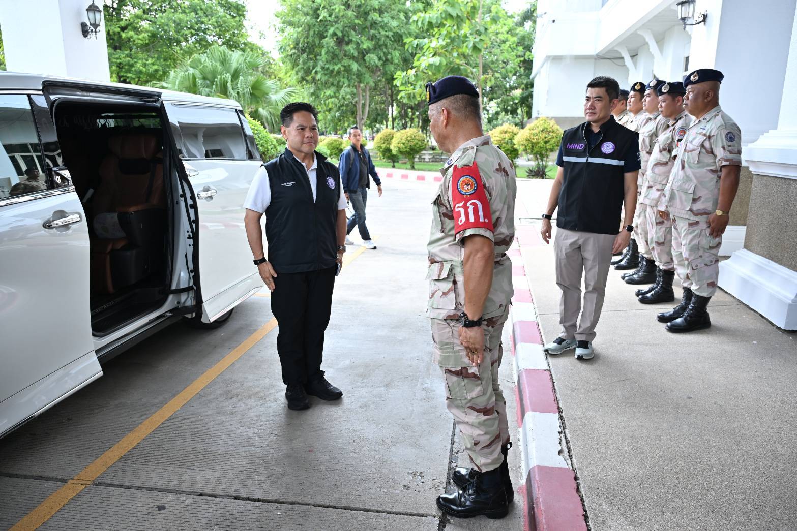 วราวุธ รมว.อุตสาหกรรม ประชุมเพื่อติดตามการบริหารจัดการน้ำและแก้ไขปัญหาอุทกภัย ก่อนลุยตรวจสถานการณ์น้ำ-อุทกภัยลุ่มน้ำท่าจีน จ.นครปฐม 